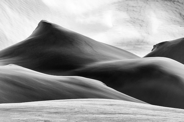Scena panoramica di un paesaggio arido contro il cielo