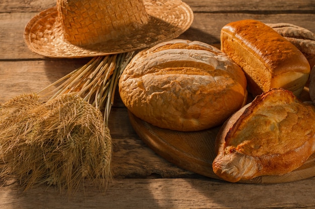 Scena rurale con spighe di grano e pane