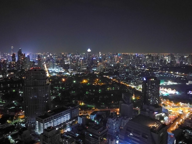 Scena sbalorditiva del grattacielo della metropoli di Bangkok Tailandia alla notte