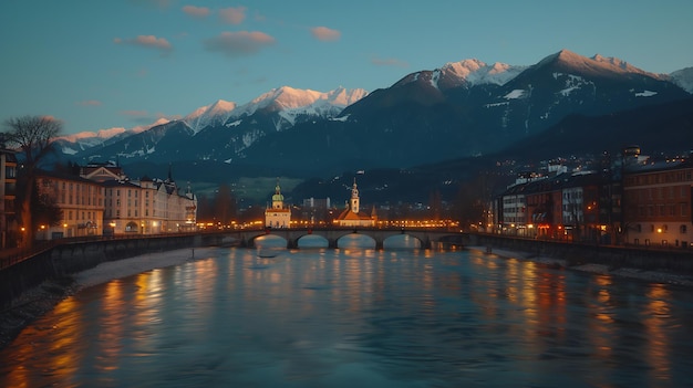 Scena serale a Innsbruck, Austria sullo sfondo a sinistra il punto di riferimento della città