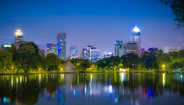 scena serale dell&#39;orizzonte di Bangkok al Parco Lumphini a Bangkok.