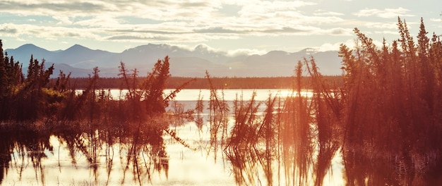 Scena serena dal lago di montagna in Canada con il riflesso delle rocce nell'acqua calma.