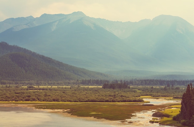 Scena serena dal lago di montagna in Canada con il riflesso delle rocce nell'acqua calma.