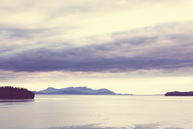 Scena serena dal lago di montagna in Canada con il riflesso delle rocce nell'acqua calma.