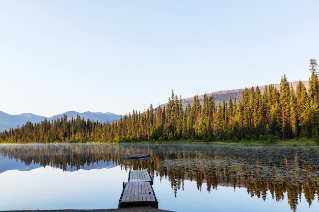 Scena serena dal lago di montagna in Canada con il riflesso delle rocce nell'acqua calma.