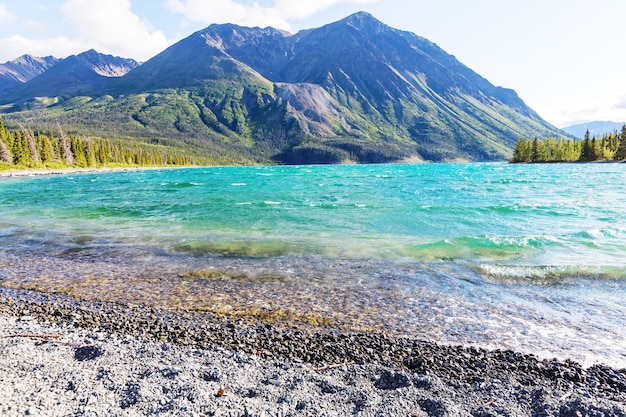 Scena serena dal lago di montagna in Canada con il riflesso delle rocce nell'acqua calma.