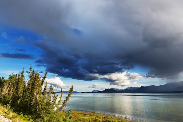 Scena serena dal lago di montagna in Canada con il riflesso delle rocce nell'acqua calma.