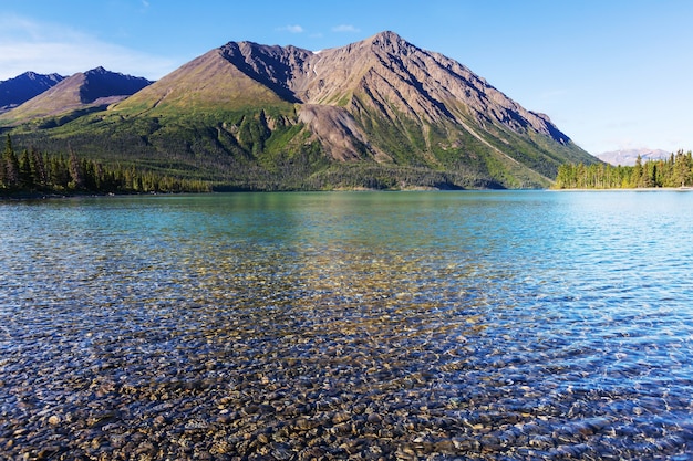 Scena serena dal lago di montagna in Canada con il riflesso delle rocce nell'acqua calma.