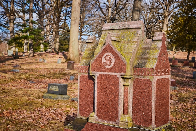 Scena serena del cimitero con lapide gotica Lindenwood vista a livello oculare