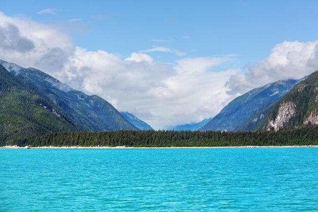 Scena serena in riva al lago in Canada