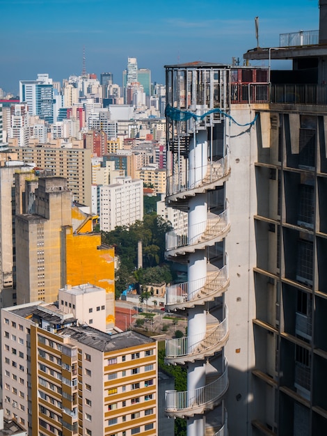 Scena urbana verticale dell'orizzonte di paesaggio urbano di Sao Paulo Brasile.