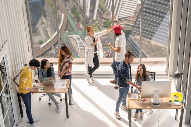 Scena vista dall'alto Gruppo di uomini d'affari asiatici e multietnici con abiti casual che lavorano a