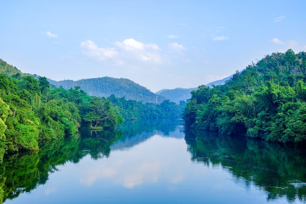 Scenario al mattino della diga Srinakarin, Kanchanaburi, in Thailandia