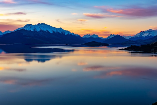 Scenario al tramonto sul lago Wakatipu