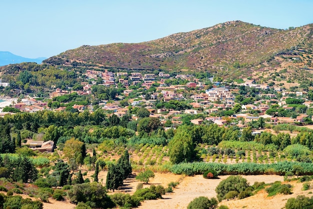 Scenario con colline e case a Cagliari in Sardegna in Italia.