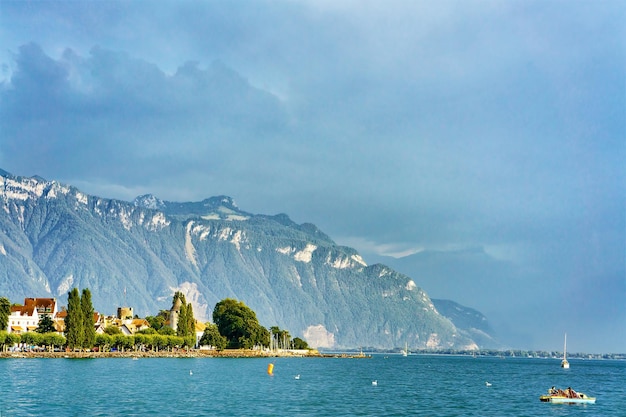 Scenario con montagne delle Alpi e Riviera del Lago di Ginevra a Vevey, cantone di Vaud, Svizzera. Persone sullo sfondo