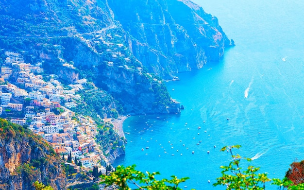 Scenario con passeggiata sul Sentiero degli Dei in Italia a Napoli. Costiera amalfitana e paesaggio con il Mar Tirreno blu a Positano italiana. Panorama della costa amalfitana in Europa. Vista in estate.