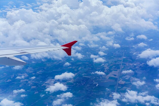 Scenario dalla finestra dell'aeroplano che vede l'ala dell'aeroplano e il paesaggio di Bangkok in Thailandia