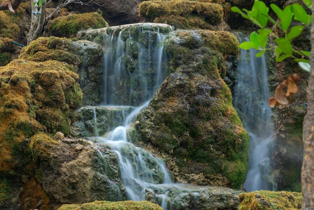 Scenario dell'acqua che cade artificiale della fontana