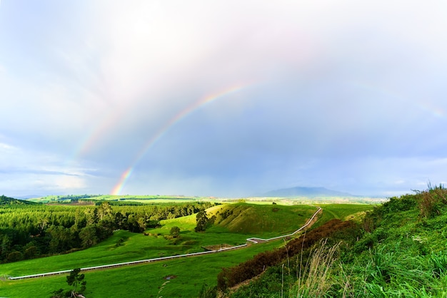 Scenario dell'area geotermica attiva nella zona vulcanica di Taupo in Nuova Zelanda con doppio arcobaleno, Isola del nord della Nuova Zelanda