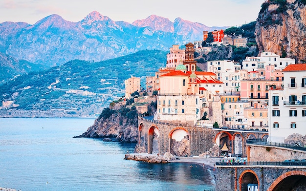 Scenario della città della Costiera Amalfitana al Mar Tirreno in autunno. Costiera Amalfitana in Italia. Estate italiana con bellissime acque blu. Vista panoramica. Vacanze e ferie. Paesaggio mediterraneo.