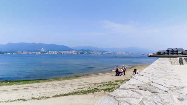 Scenario della costa del mare sull'isola di Miyajima dove le persone possono avere molte attività sulla spiaggia , Hiroshima , Giappone