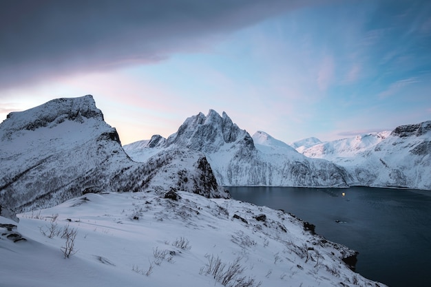 Scenario della maestosa montagna innevata sul monte Segla in inverno sull'isola di Senja, Norvegia