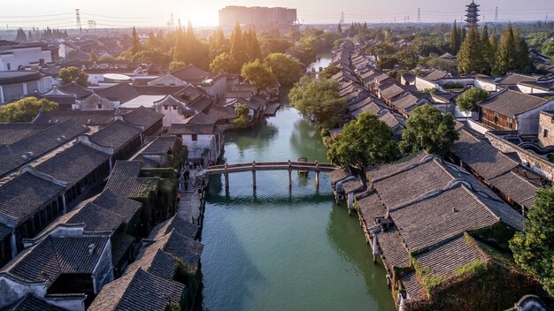 Scenario di antichi edifici su entrambi i lati del fiume a Wuzhen in Cina