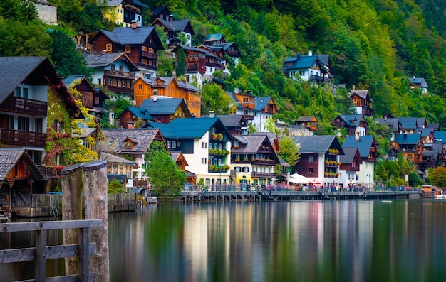 Scenario di edifici colorati sul pendio della montagna in riva al lago a hallstattaustria