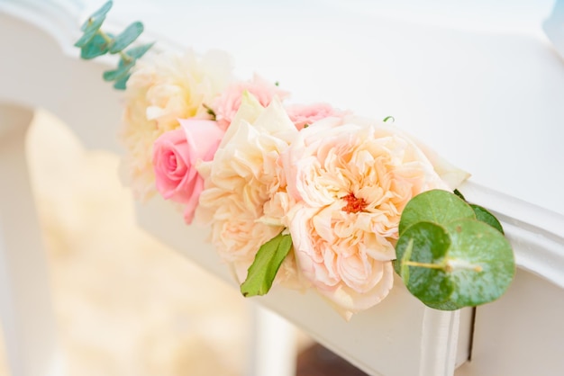 Scenario di fiori di rose bianche e rosa su un arco nuziale