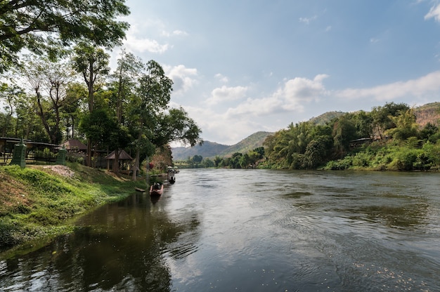 Scenario di montagna e acqua che scorre sulla riva del fiume al fiume Kwai, Kanchanaburi