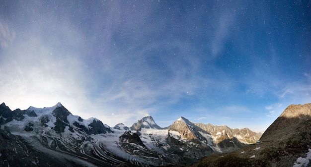 Scenario di montagne con stelle sul cielo