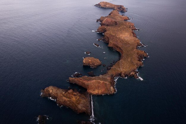 Scenario di rocce in mare