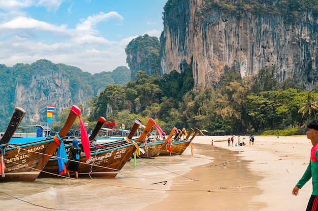 Scenario di spiagge e montagne rocciose in estate Krabi Thailandia