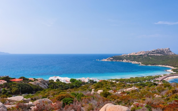 Scenario e strada e spiaggia vicino alla costa di Capo Testa a Santa Teresa Gallura al Mar Mediterraneo in Sardegna, Italia. Località sarda europea