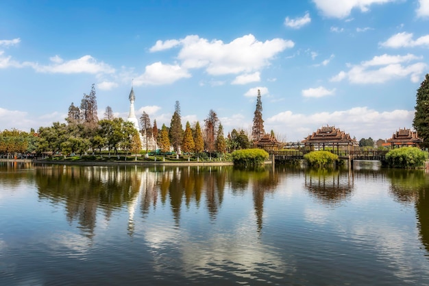 Scenario naturale del lago giardino cinese del villaggio etnico di Kunming