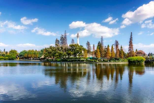 Scenario naturale del lago giardino cinese del villaggio etnico di Kunming