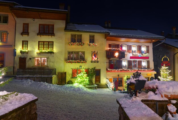 Scenario notturno invernale della città medievale di Gruyères, distretto di Gruyère, cantone di Friburgo, Svizzera