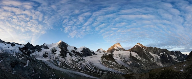 Scenario panoramico con montagne