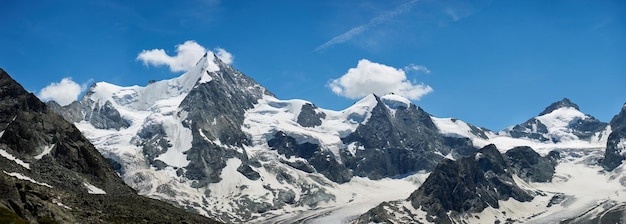 Scenario panoramico di montagne innevate