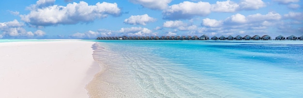 Scenario paradisiaco delle Maldive. Paesaggio aereo tropicale, paesaggio marino con lungo molo, ville sull'acqua