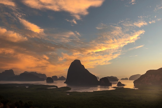 Scenario Phang Nga bay view point a Samet Nang She vicino a Phuket nel sud, Thailandia