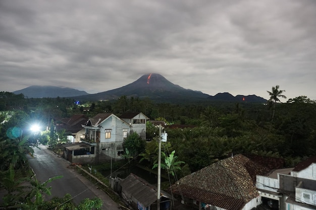 scenario rurale con un bellissimo vulcano sullo sfondo sotto un cielo blu