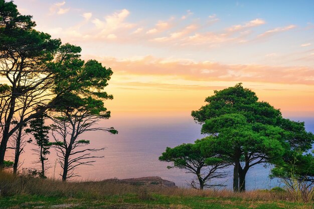 Scenario serale al tramonto a Erice, Sicilia, Italia. Mar Mediterraneo sullo sfondo