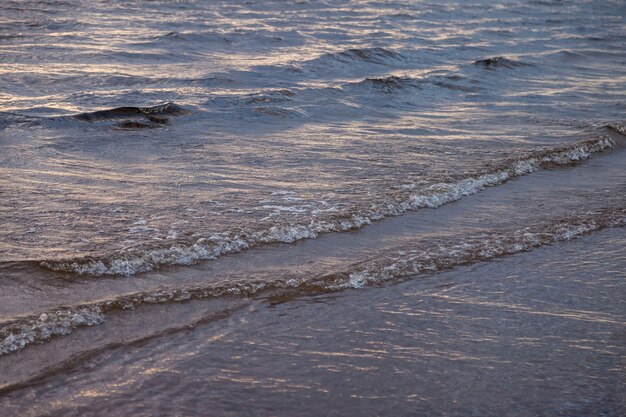 Scenario suggestivo Mar Baltico drammatico, onde e spruzzi d'acqua sui frangiflutti. Cloudscape nord della natura sull'oceano della costa. Ambiente con tempo volubile, cambiamento climatico. Sfondi astratti e tempestosi