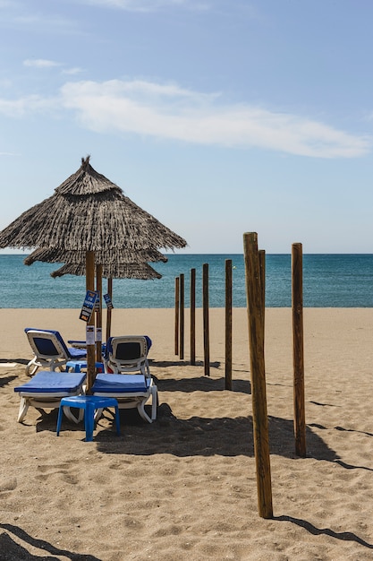 Scene della spiaggia in una giornata di sole