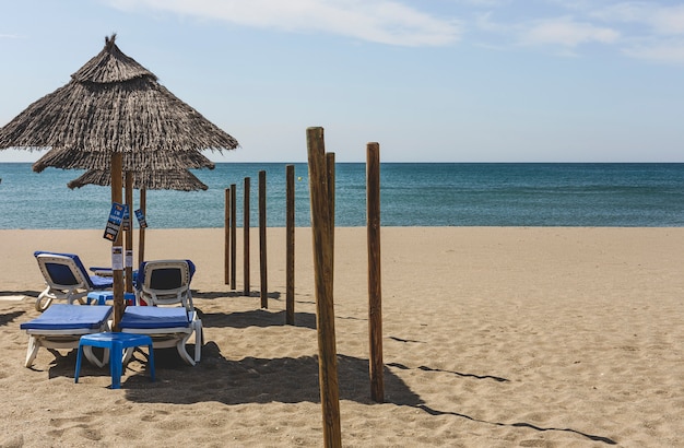 Scene della spiaggia in una giornata di sole