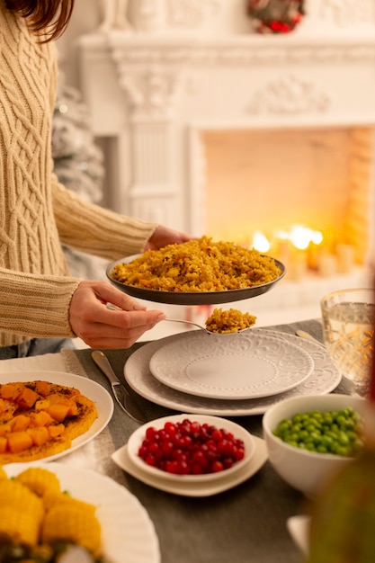 Scene invernali accoglienti con la famiglia