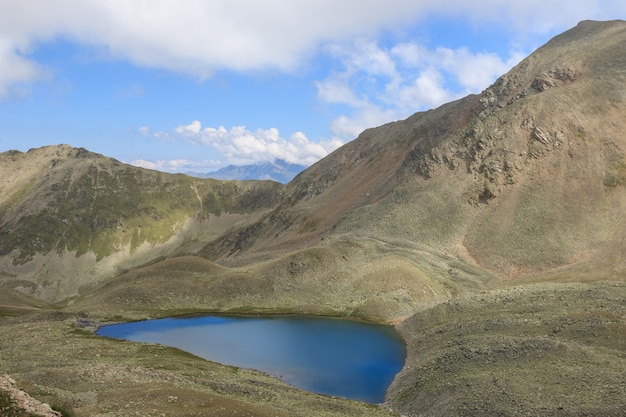 Scene lacustri in montagna, parco nazionale Dombai, Caucaso, Russia, Europa. Paesaggio estivo, tempo soleggiato, cielo di colore blu drammatico e giornata di sole