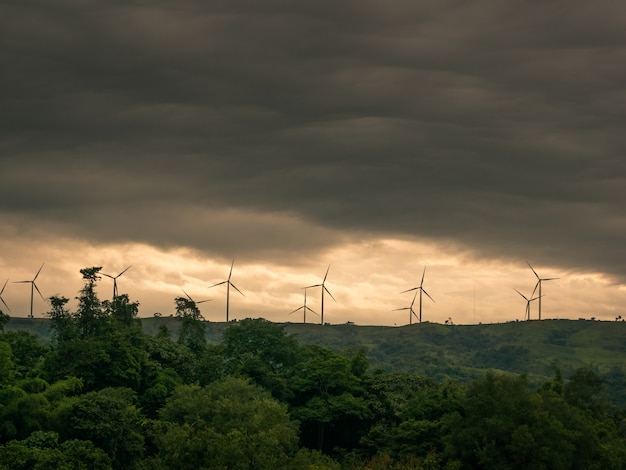 Scenery prima che il temporale arriverà di turbine eoliche per l&#39;elettricità in montagna